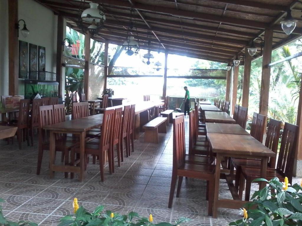 Villa Bukit Pinus Bogor Exterior foto